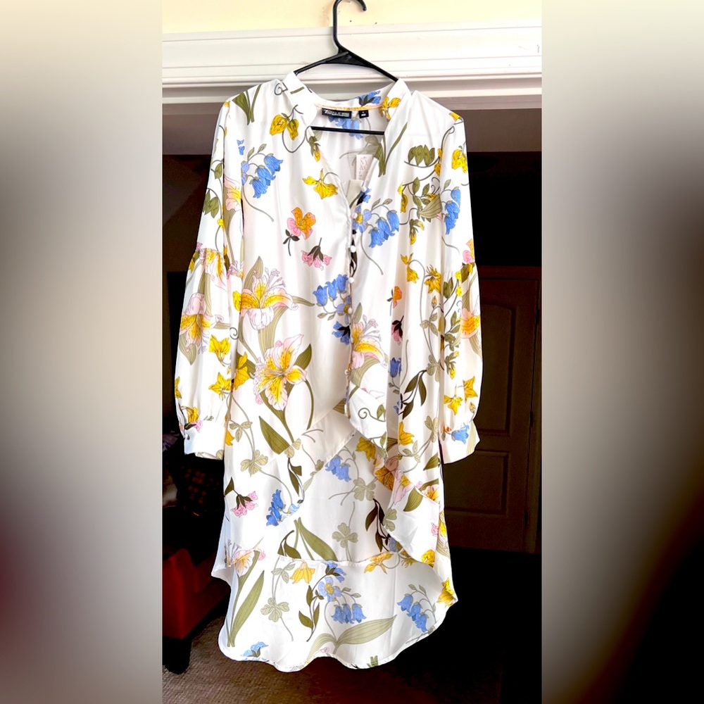 NWT Nee York & Company white floral hi low top size medium